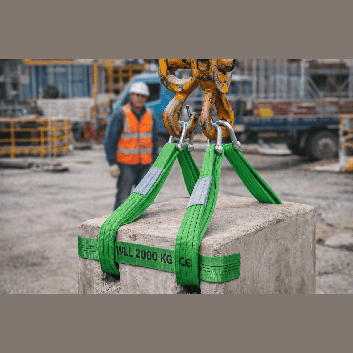 Fascia di sollevamento 2t verde ad alta resistenza per il sollevamento sicuro di blocchi in cemento in cantiere.