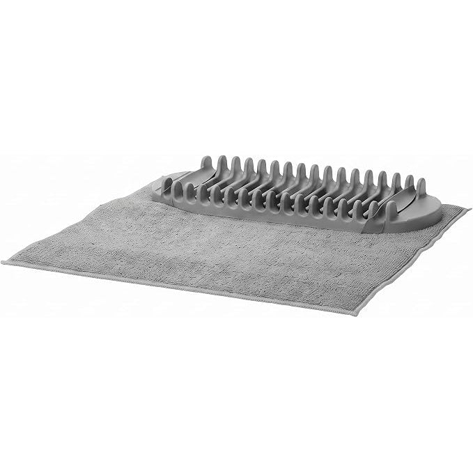 Scolapiatti con tappetino in microfibra grigio compatto e assorbente, ideale come salvaspazio per la cucina.