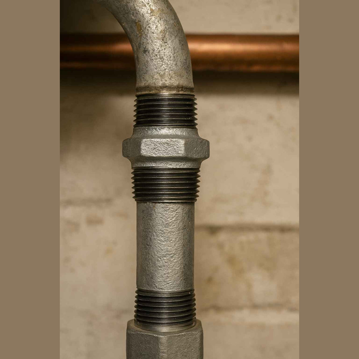 Un nipplo zincato 1 1/2 installato per collegare tubazioni metalliche filettate in un impianto idraulico.