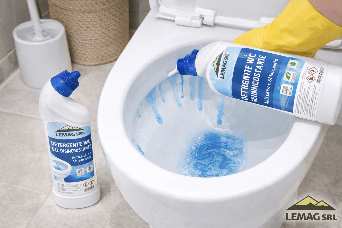 Applicazione del gel wc disincrostante LEMAG SRL sulle pareti del WC per rimuovere calcare e incrostazioni.