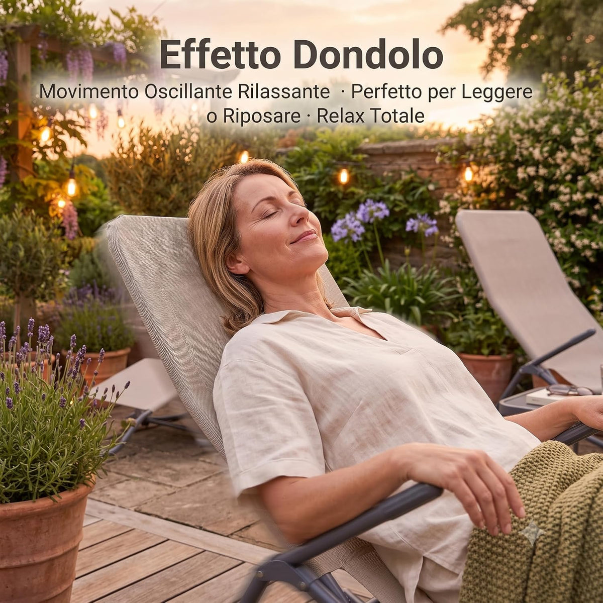 Donna che si rilassa su una sdraio a dondolo da giardino beige melange dal piacevole movimento oscillante.