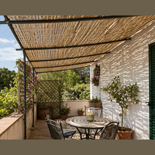 Pergola per balcone coperta da arella in canne naturali ombreggiante, ideale per creare privacy e ombra in terrazza.