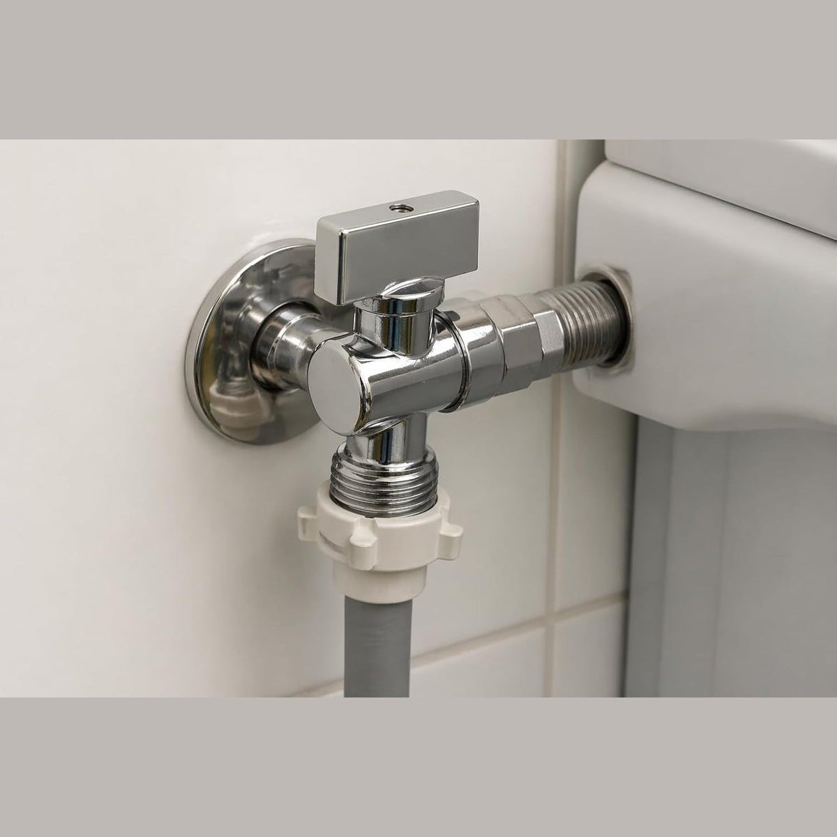 Rubinetto lavatrice a sfera cromato installato a parete per il collegamento del tubo dell'acqua di lavatrice o lavastoviglie.