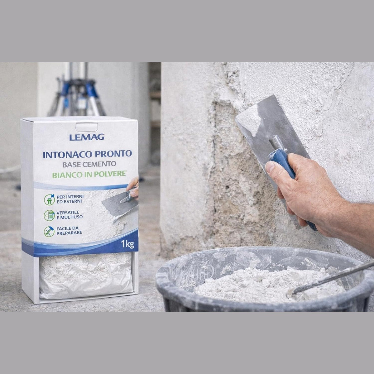 Applicazione di intonaco pronto cemento bianco su parete con cazzuola per la riparazione e stuccatura di crepe e muri.