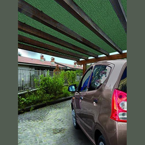 Telo ombreggiante 90% verde installato su una pergola in legno per coprire e proteggere l'auto dal sole.