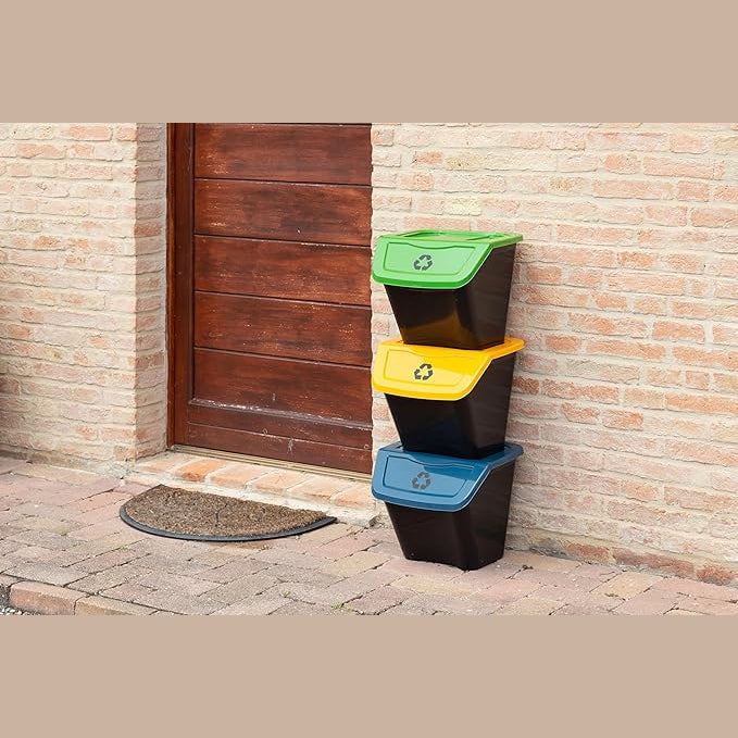 Un set pattumiere raccolta differenziata Ecobin da 30 litri con tre contenitori modulari impilati all'esterno.