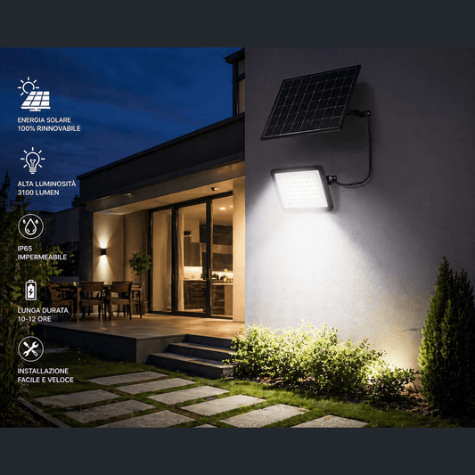 Faretto solare da esterno potente da 3100 lumen installato a parete per illuminare il giardino di una villa moderna di notte.