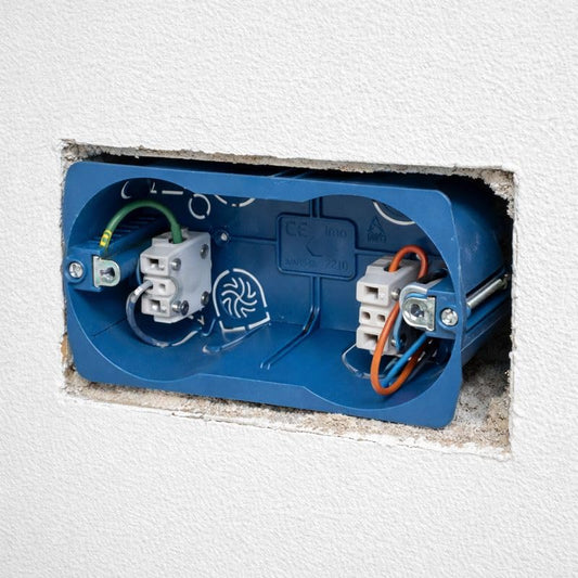 Scatola da incasso 4 apparecchi interasse 108,5 mm in plastica – dettaglio