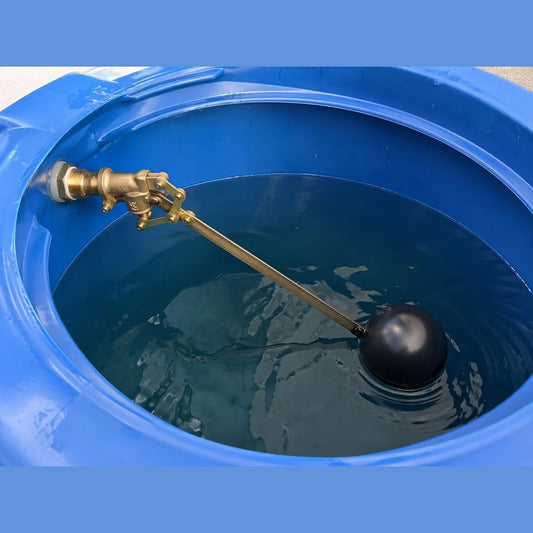 Valvola a galleggiante per serbatoi installata in un serbatoio d'acqua blu per la regolazione automatica del livello.