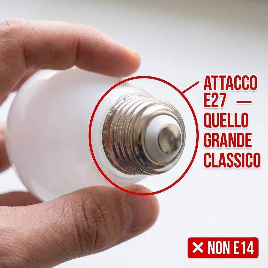 Dettaglio dell'attacco grande classico di una lampadina dal set lampadine led e27.