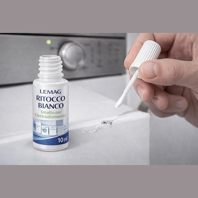 Utilizzo del ritocco smalto bianco Lemag con pennellino per coprire scheggiature e graffi sulla lavatrice.