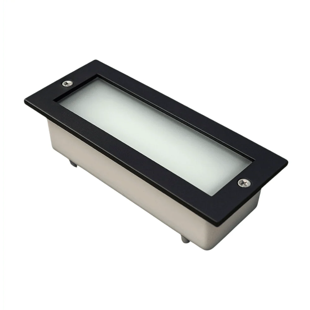 Un segnapasso da incasso esterno nero Poliplast Debora IP54 in alluminio con vetro opale per illuminazione di vialetti.
