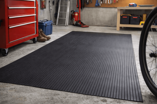 Un tappeto in gomma 1000 righe nero e antiscivolo steso sul pavimento di un'officina o garage.