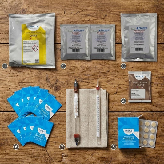 Accessori e ingredienti del kit vinificazione completo per vino rosso e bianco, con metabisolfito, lievito e mostimetro.