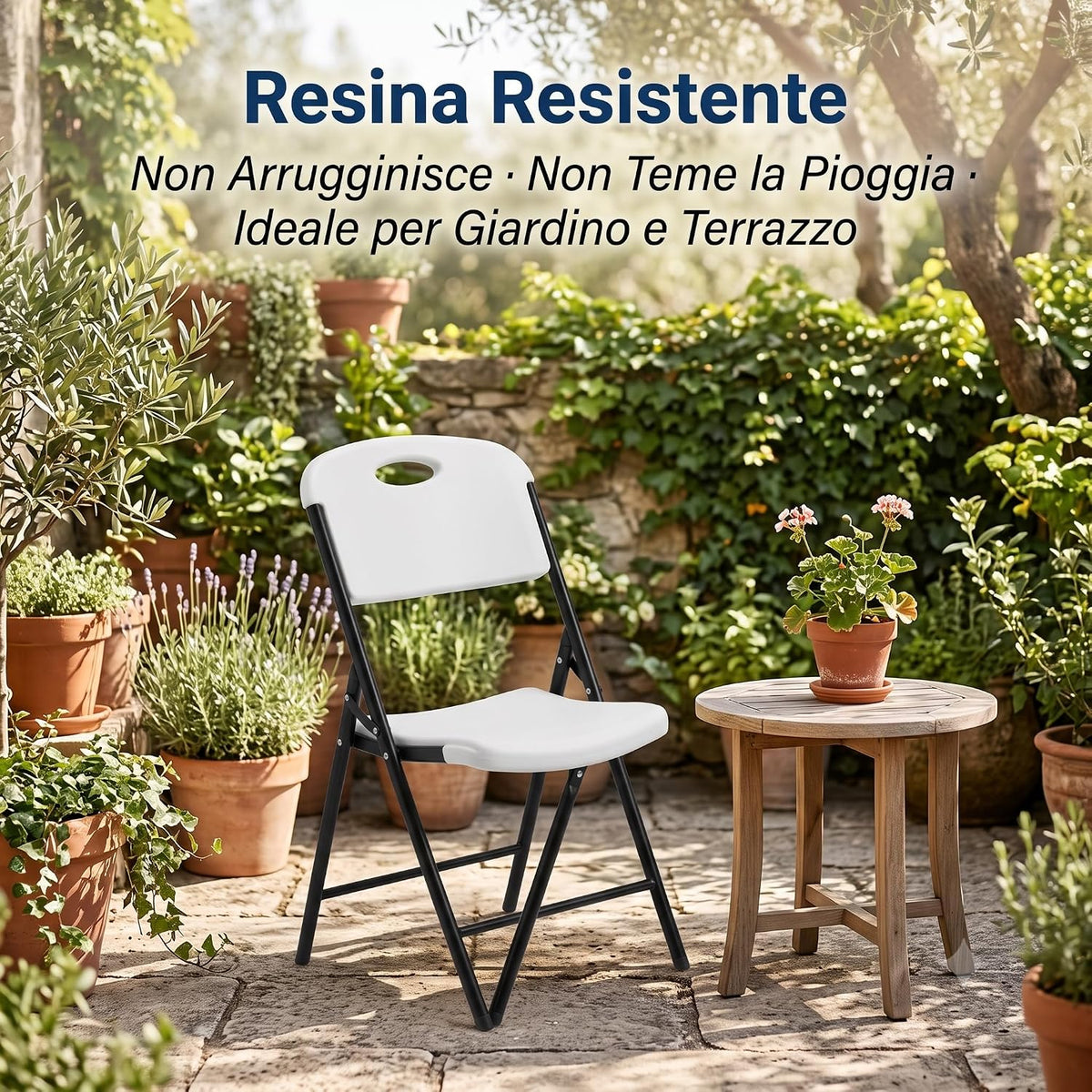 Una sedia pieghevole in resina bianca posizionata in giardino, resistente a pioggia e ideale per il terrazzo.