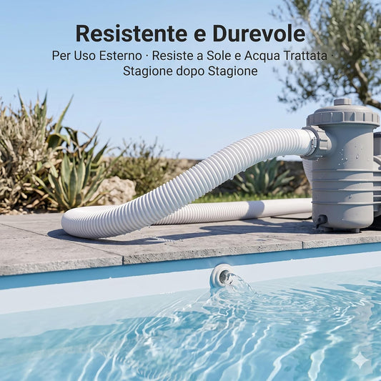 Dettaglio di un tubo pompa piscina 32 mm bianco e flessibile collegato alla pompa filtro sul bordo di una piscina soleggiata.