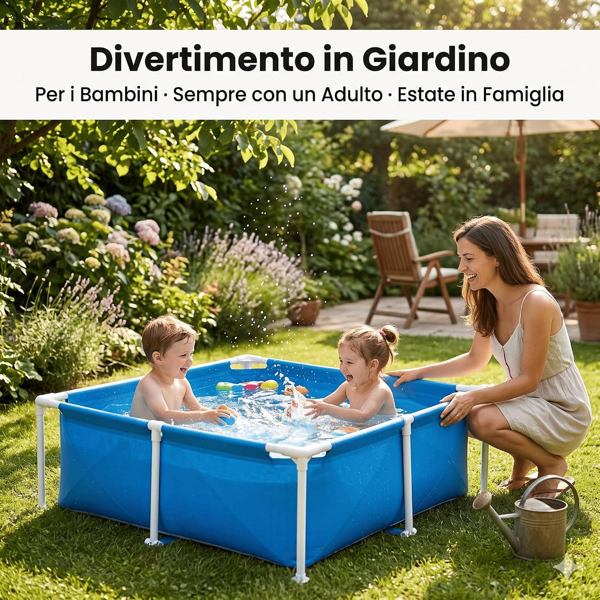 Due bambini giocano felici nella piscina frame per bambini quadrata in giardino sorvegliati dalla mamma.