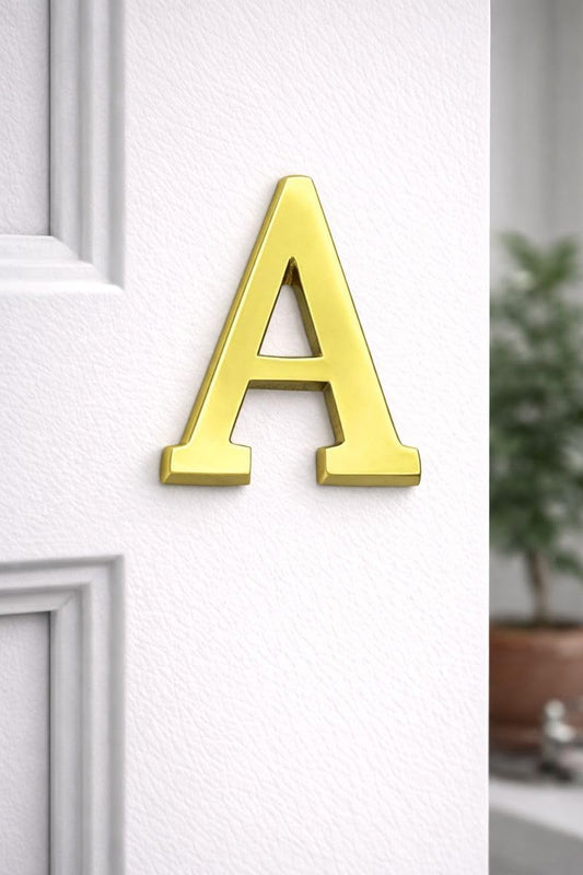 Lettera A in ottone lucido altezza 50 mm con pioli di fissaggio