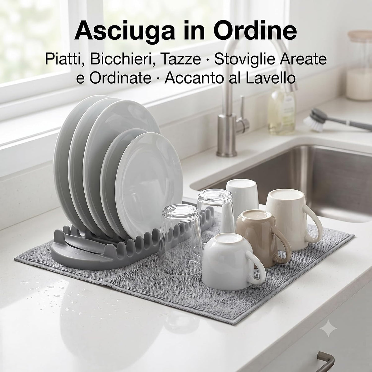 Scolapiatti con tappetino in microfibra grigio accanto al lavello della cucina con piatti e tazze ordinati.
