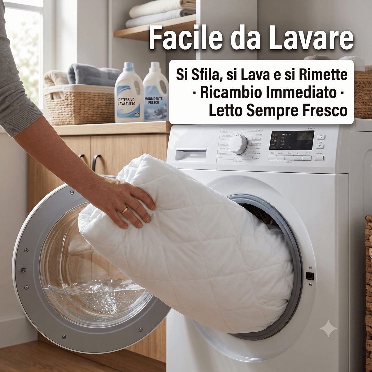 Un coprimaterasso singolo 90x200 trapuntato e bianco viene inserito in lavatrice per mostrare quanto sia facile da lavare.