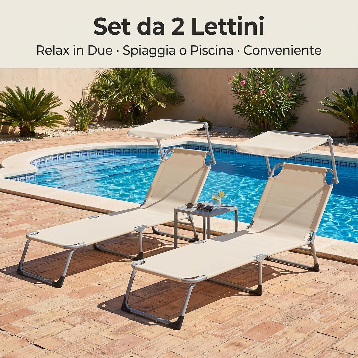 Set di due lettini da mare con parasole in textilene beige a bordo piscina per il relax all'aperto.