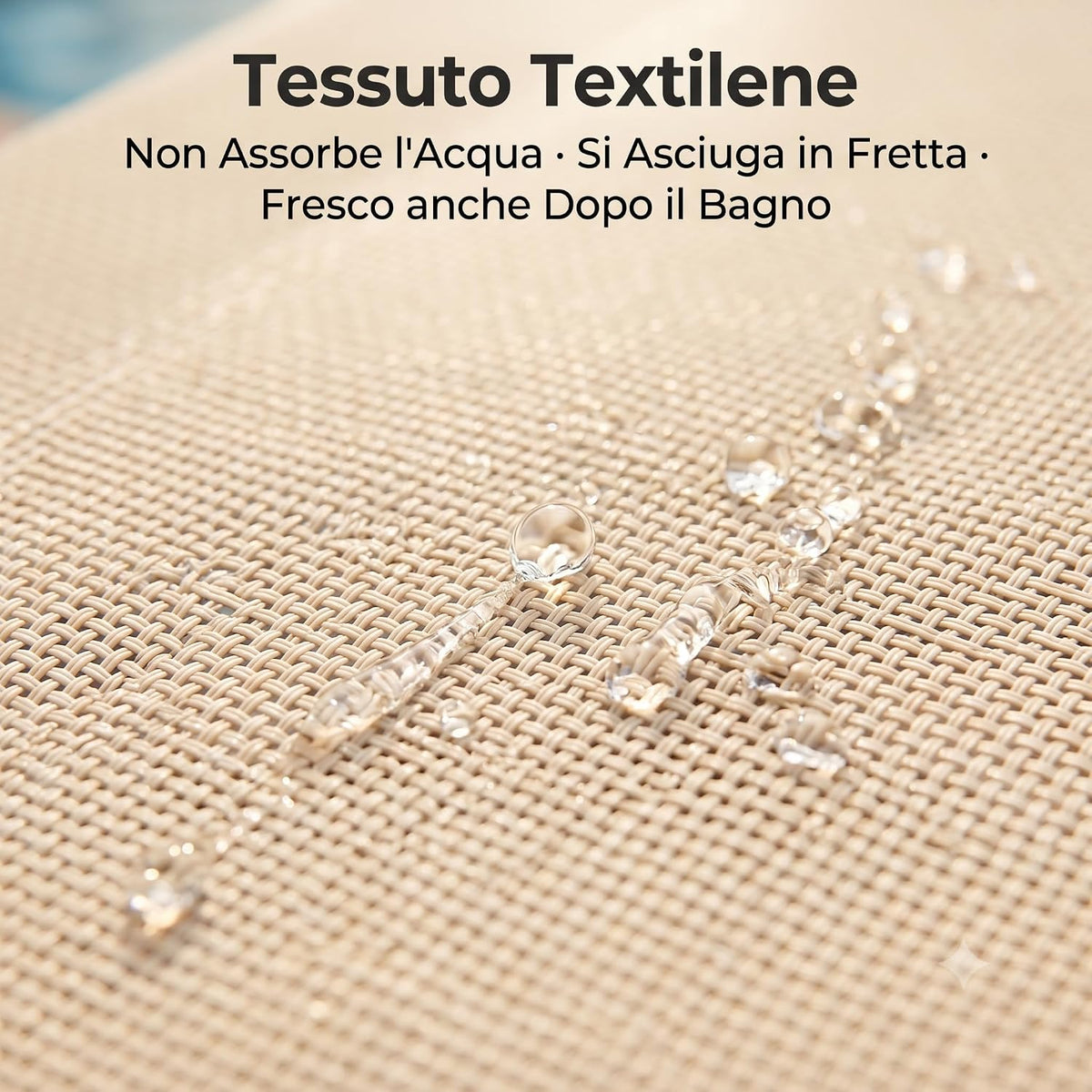 Tessuto in textilene beige impermeabile ad asciugatura rapida dei lettini da mare con parasole con gocce d'acqua.