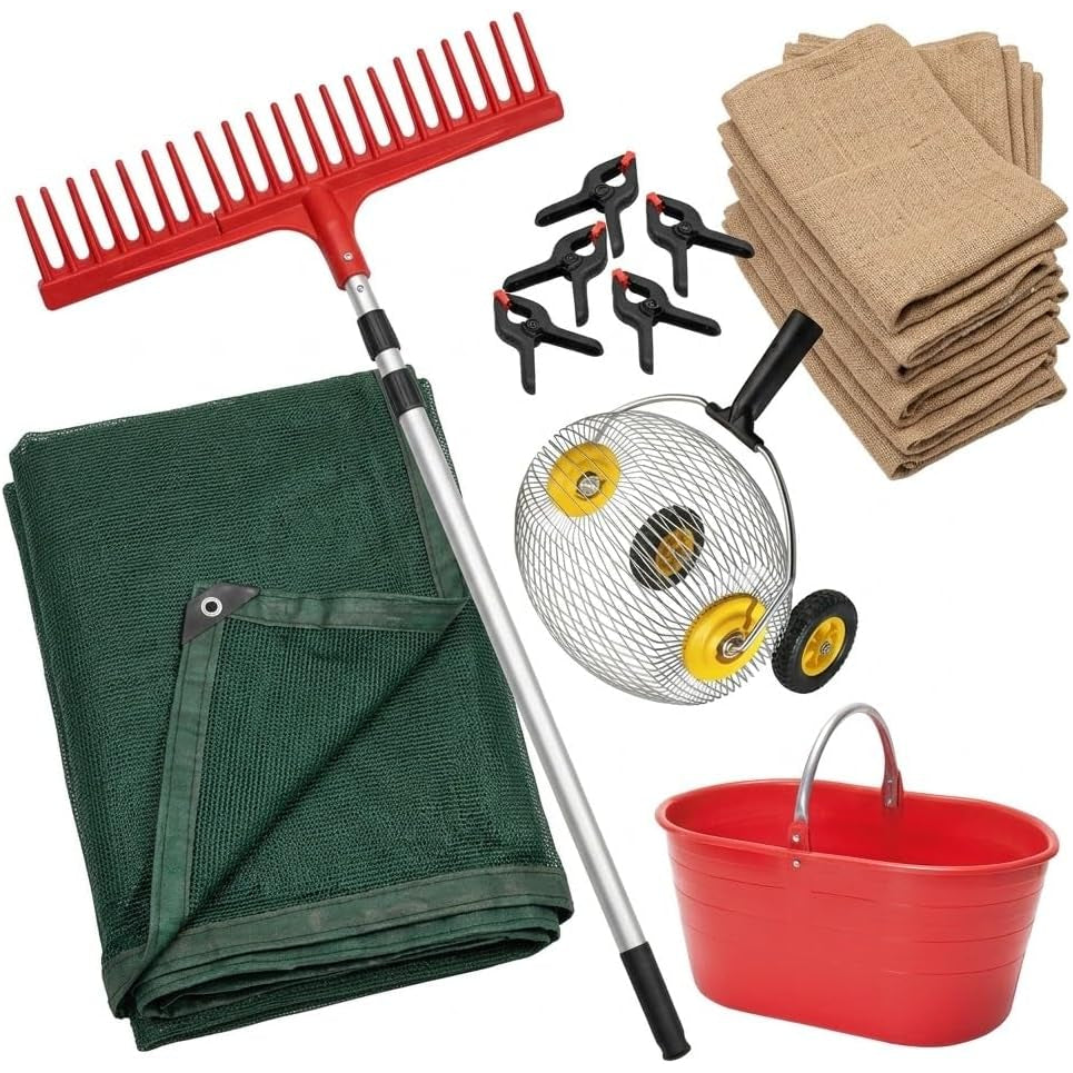Accessori del kit raccolta olive con rete antispina verde, scopa telescopica, rullo raccoglitore, cesta rossa e sacchi di juta.