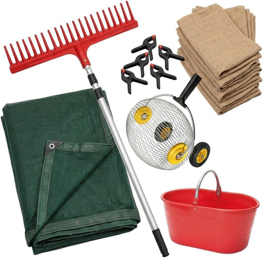 Accessori del kit raccolta olive con rete antispina verde, scopa telescopica, rullo raccoglitore, cesta rossa e sacchi di juta.