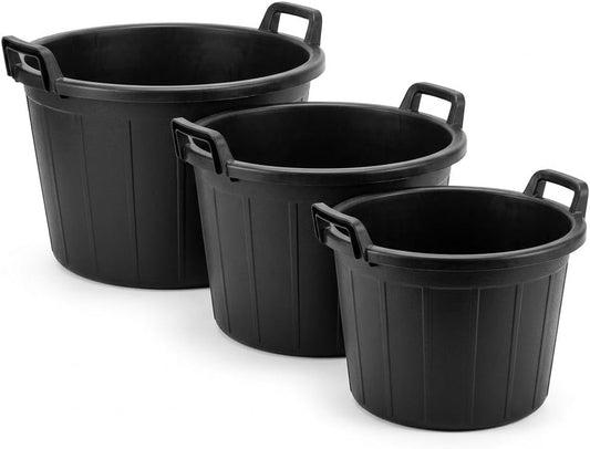 Tre mastelli per vivaio tondi in polietilene nero con manici robusti, ideali per piante e alberi.