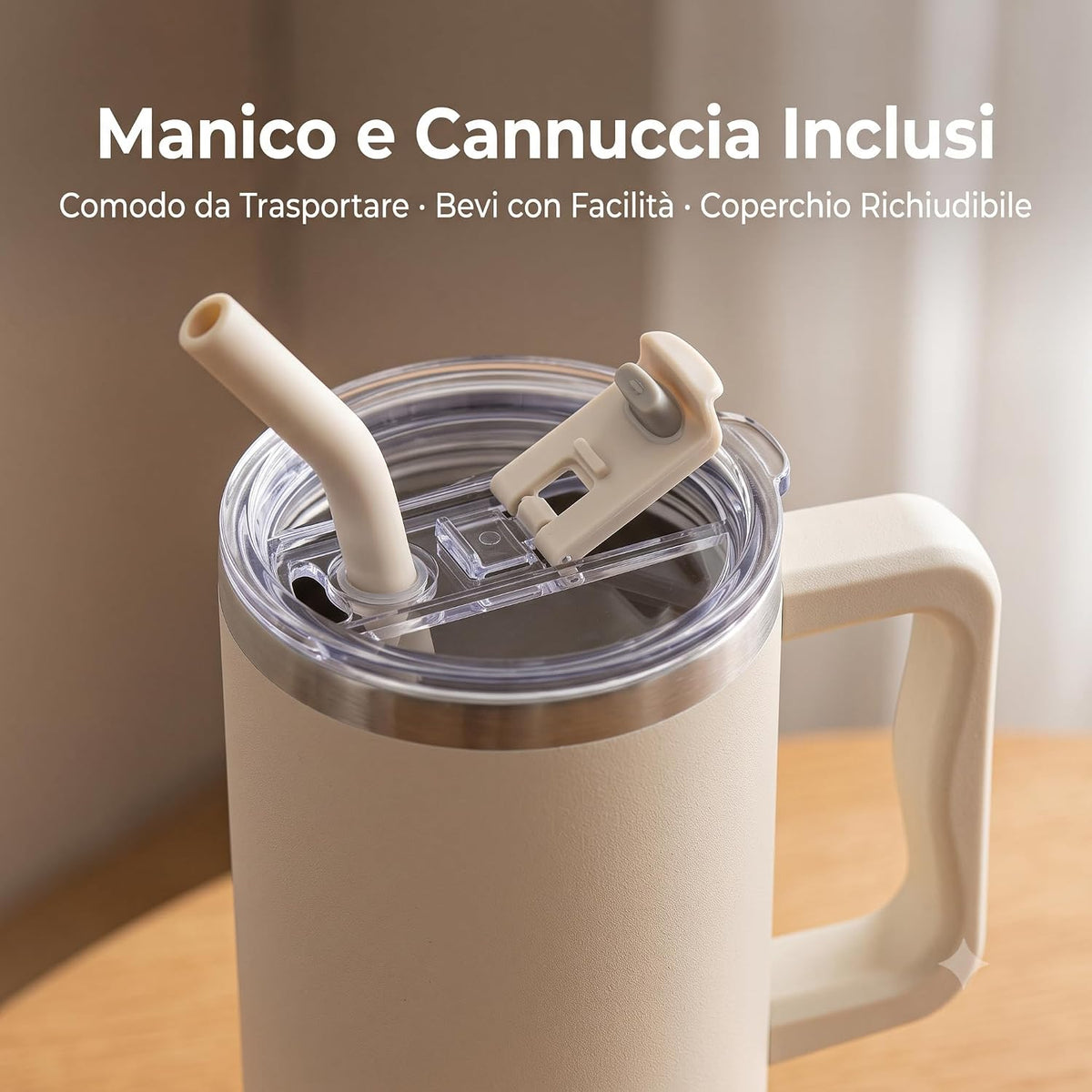 Dettaglio del coperchio della tazza termica con manico e cannuccia da 1200 ml in acciaio inox.