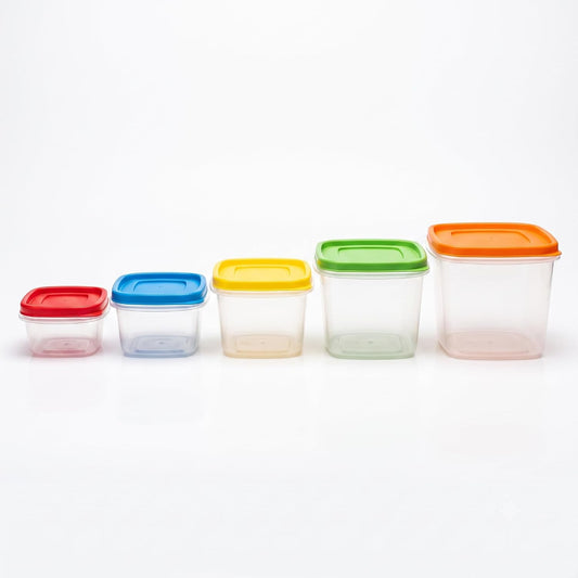 Set di 5 contenitori alimenti impilabili multicolore in plastica di diverse misure con coperchio per frigo e dispensa.