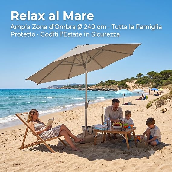 Famiglia in relax al mare sulla sabbia sotto un ombrellone da spiaggia 240 cm beige con ampia zona d'ombra.