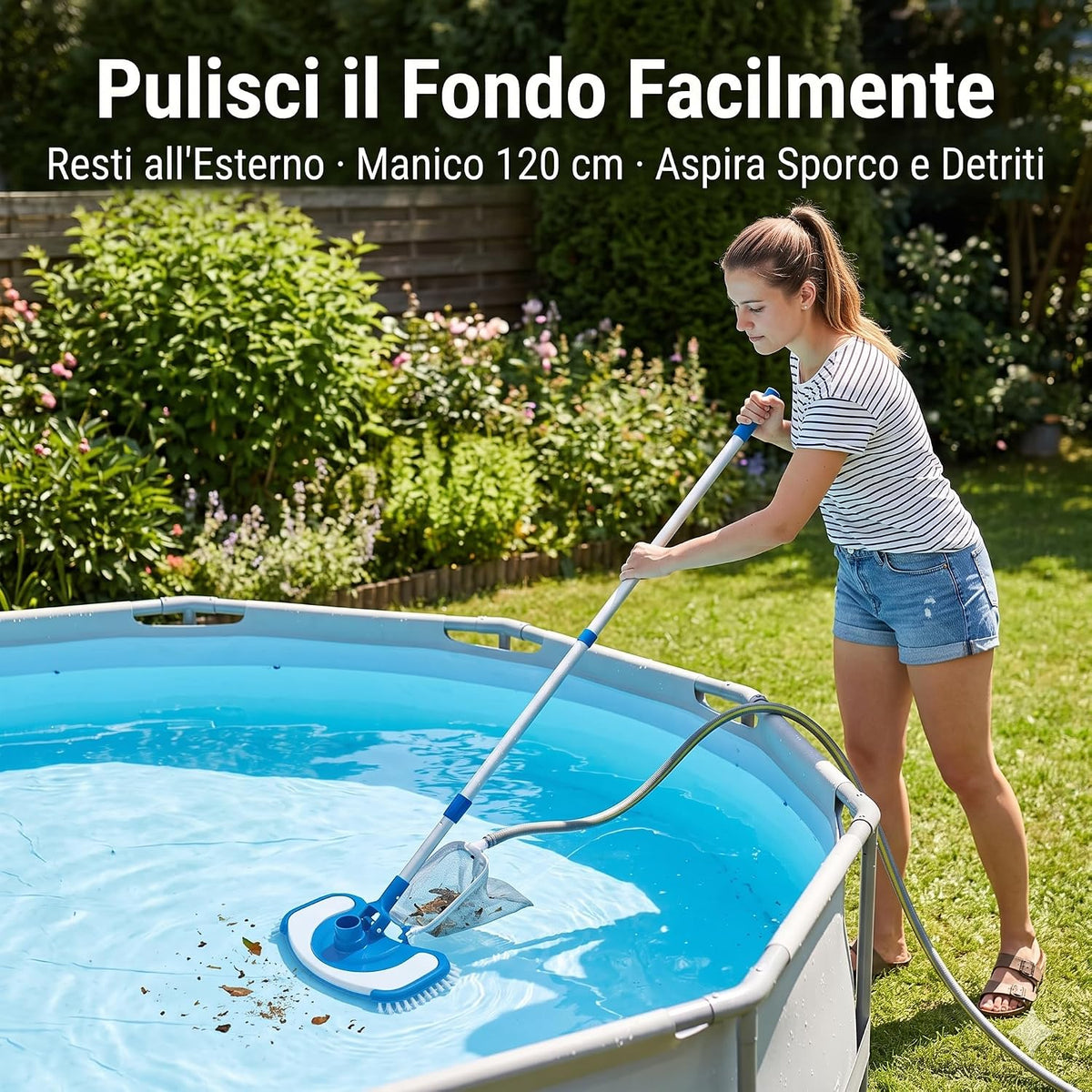 Ragazza che pulisce il fondo con la scopa aspirante piscina venturi dotata di manico da 120 cm senza entrare in acqua.