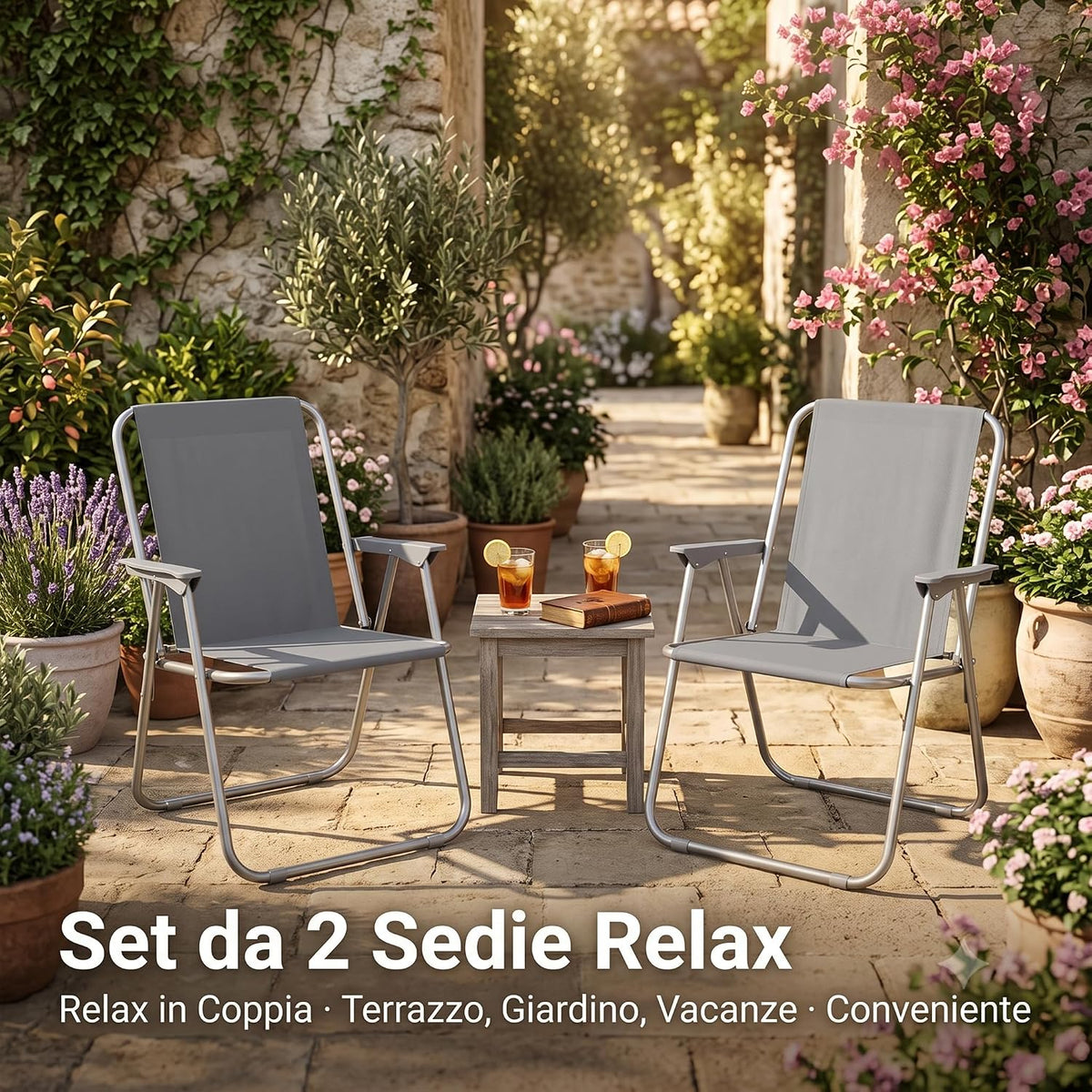 Set di due sedie relax da giardino grigie con telaio in acciaio e tavolino in un cortile esterno fiorito