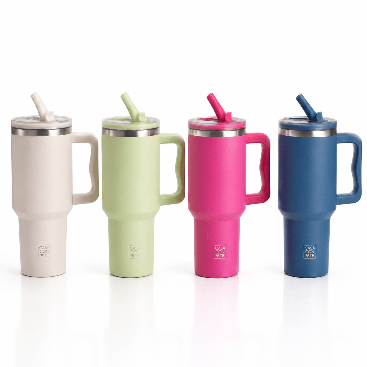 Quattro modelli di tazza termica con manico e cannuccia da 1200 ml in acciaio inox, disponibili in diversi colori.