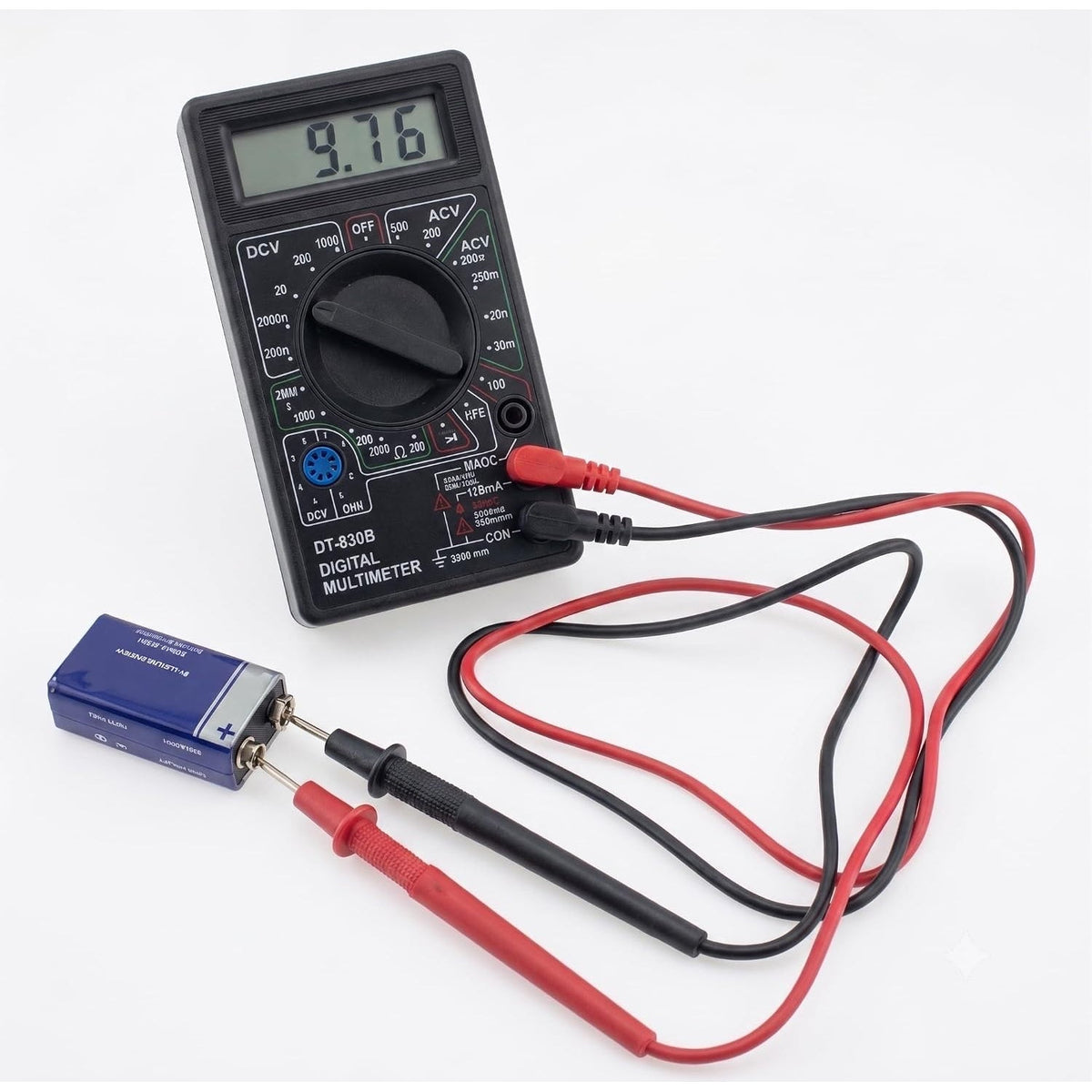 Multimetro digitale professionale DT-830B mentre misura la tensione di una batteria da 9V con i puntali rosso e nero.
