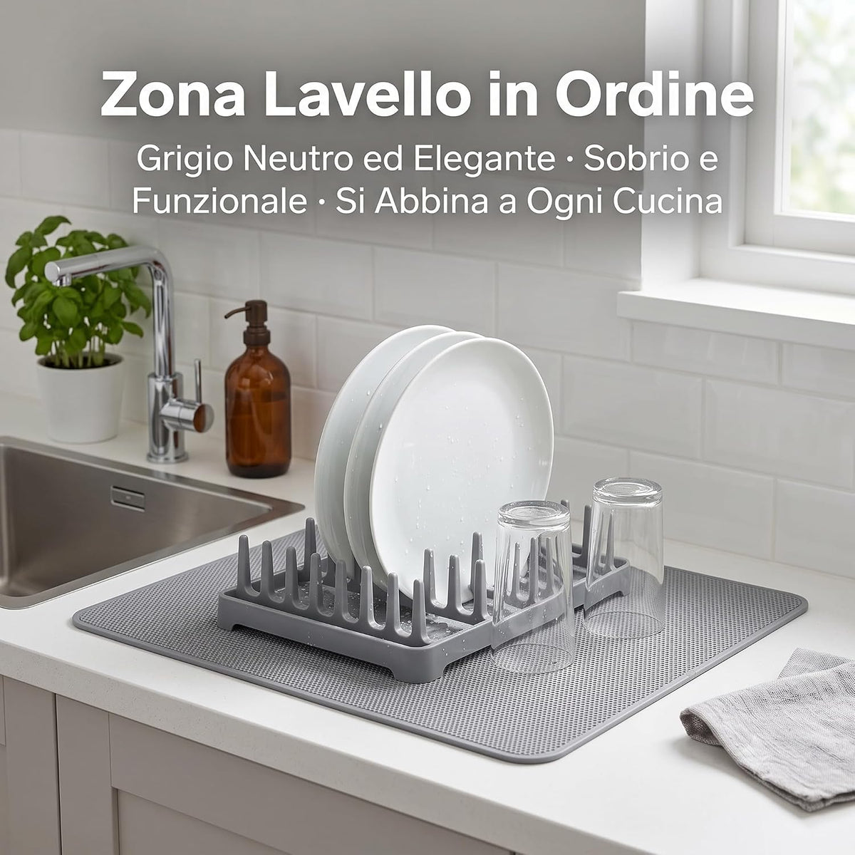 Pratico scolapiatti con tappetino in microfibra grigio sul lavello della cucina con piatti e bicchieri ad asciugare.