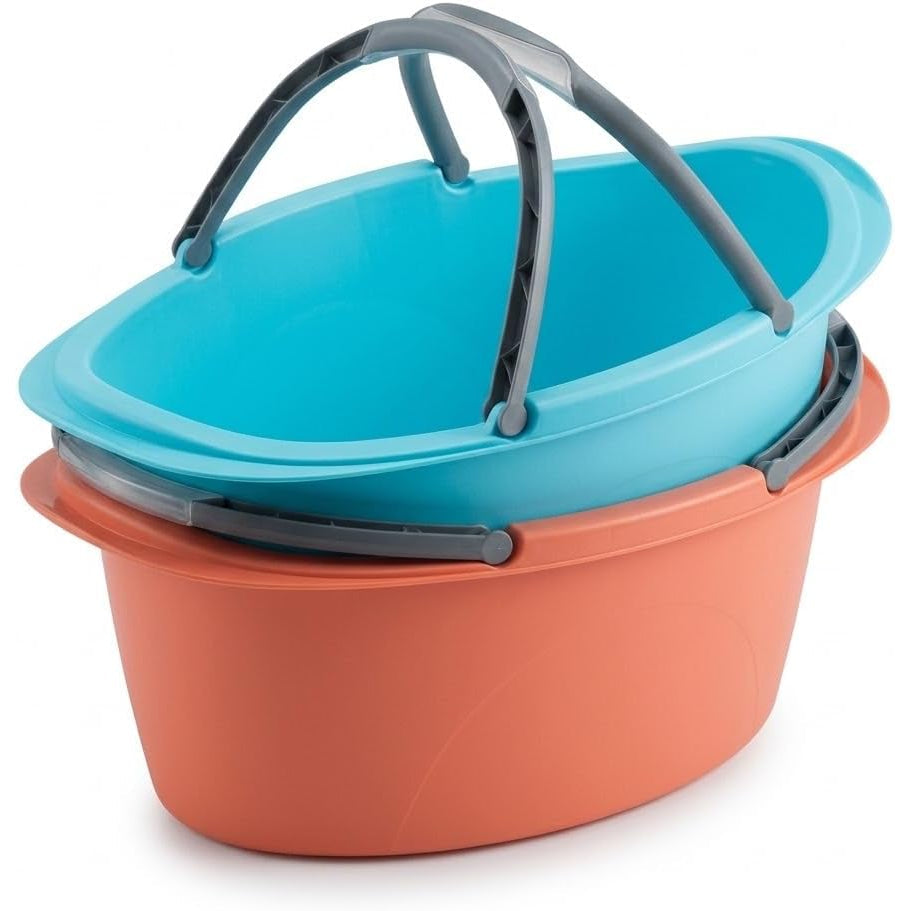 Set di due vasche multiuso con manici, inclusa una bacinella ovale in plastica azzurra impilata su una arancione da 25 litri.
