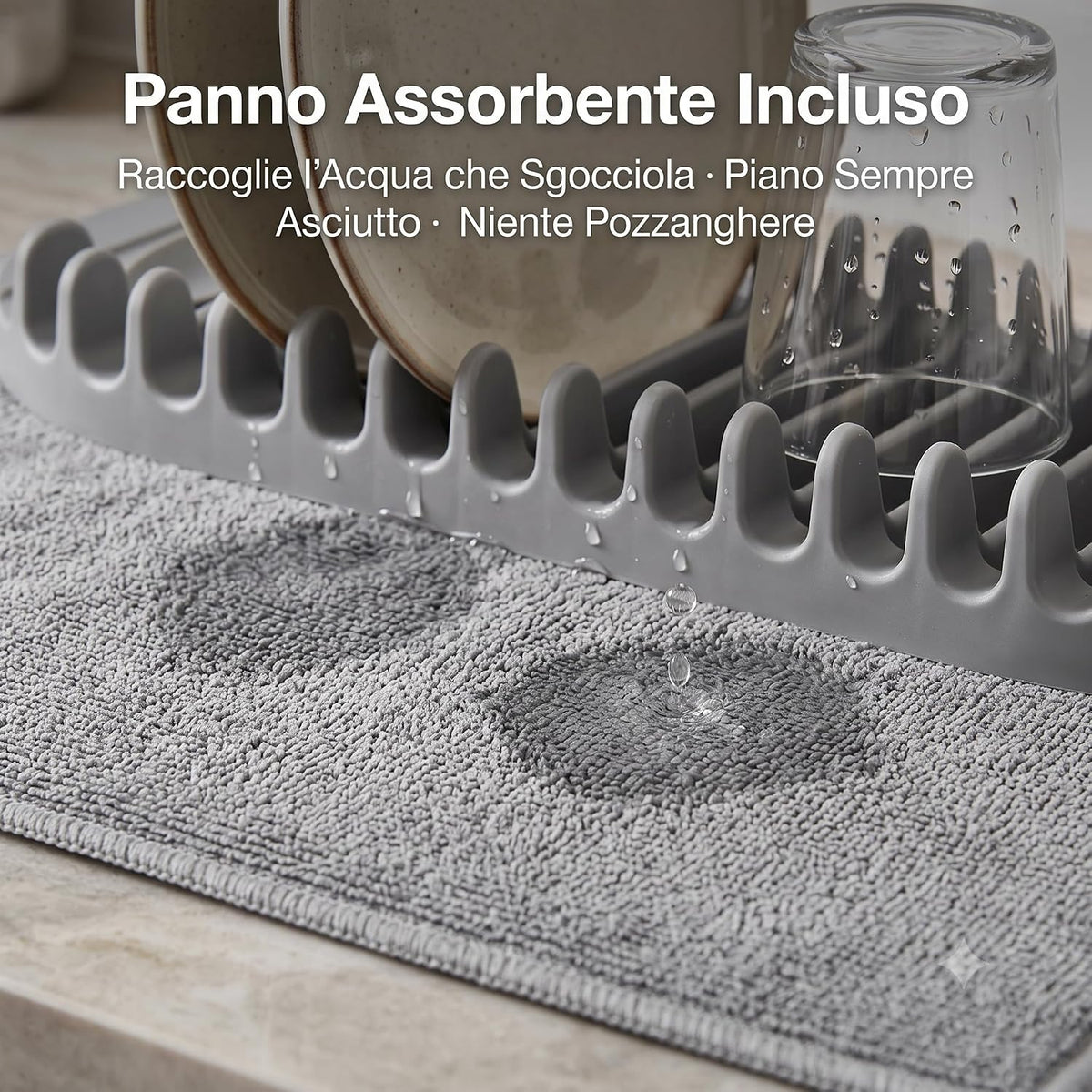 Scolapiatti con tappetino in microfibra grigio assorbente che raccoglie le gocce d'acqua per un piano cucina sempre asciutto.