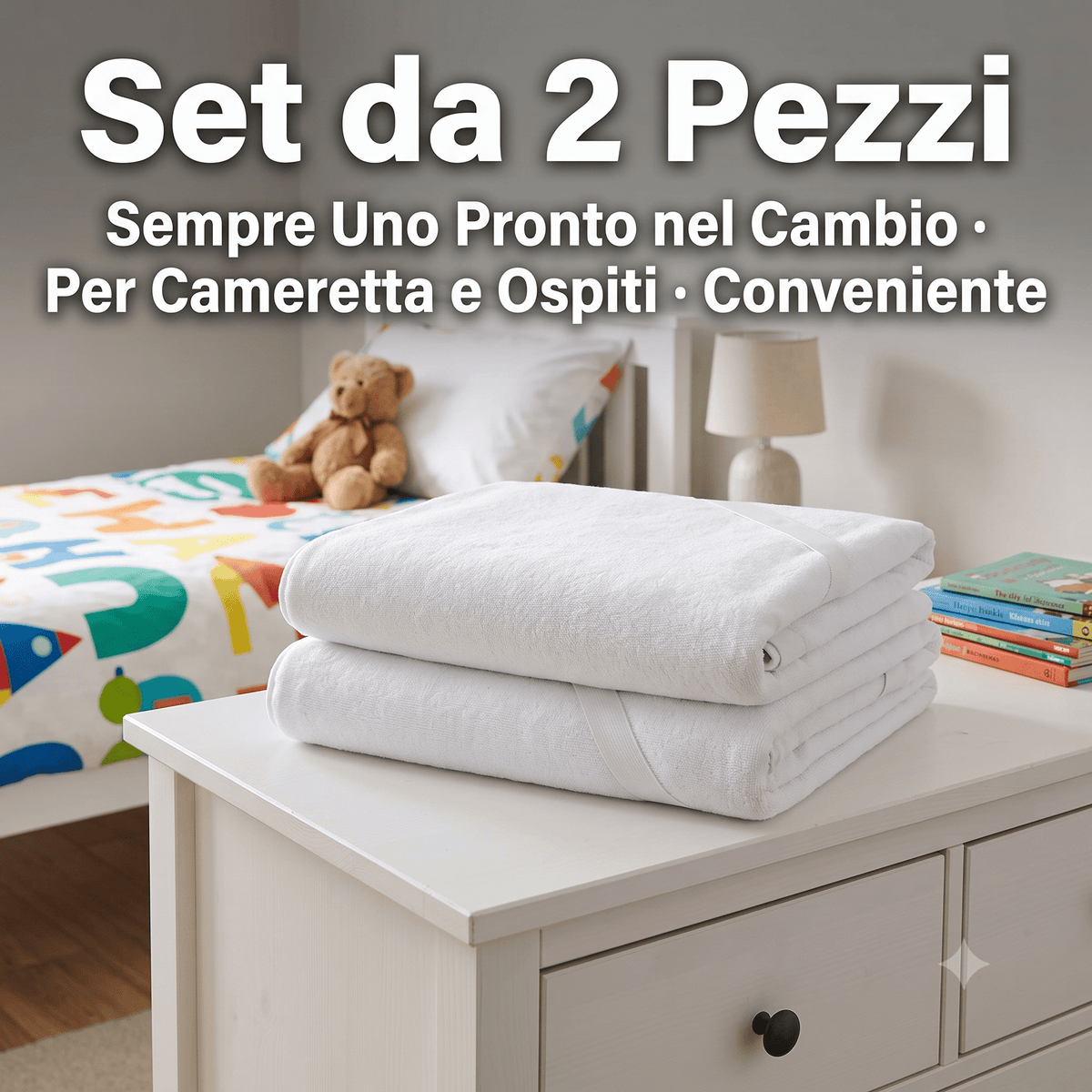 Set da 2 pezzi di coprimaterasso singolo 90x200 in morbida spugna jersey jacquard bianca piegati in una cameretta.