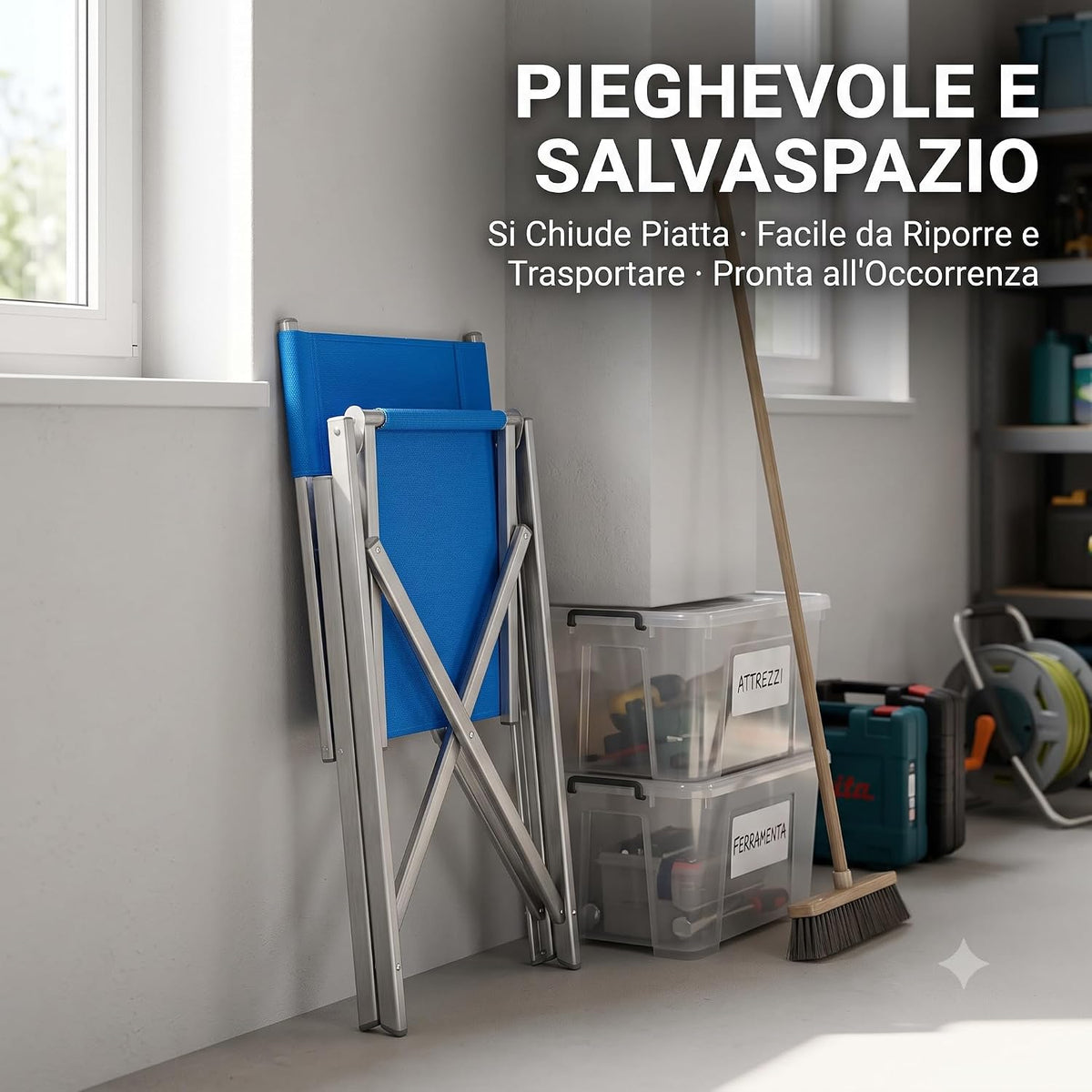 Coppia di sedie regista pieghevoli blu ripiegate e salvaspazio in un ripostiglio, ideali per giardino e campeggio.