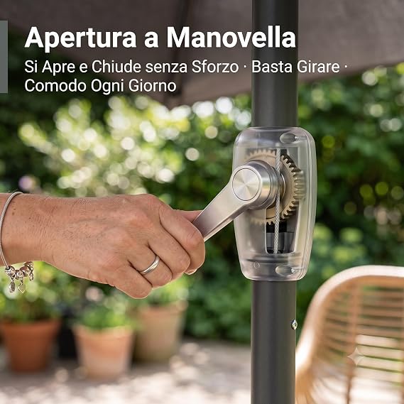 Dettaglio della manovella di apertura per ombrellone rettangolare 2x3 da giardino ecrù.