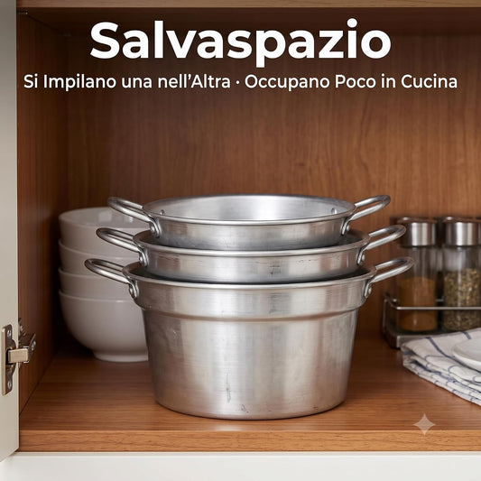 Salvaspazio in cucina: set pentole alte alluminio impilate una dentro l'altra all'interno di una credenza.
