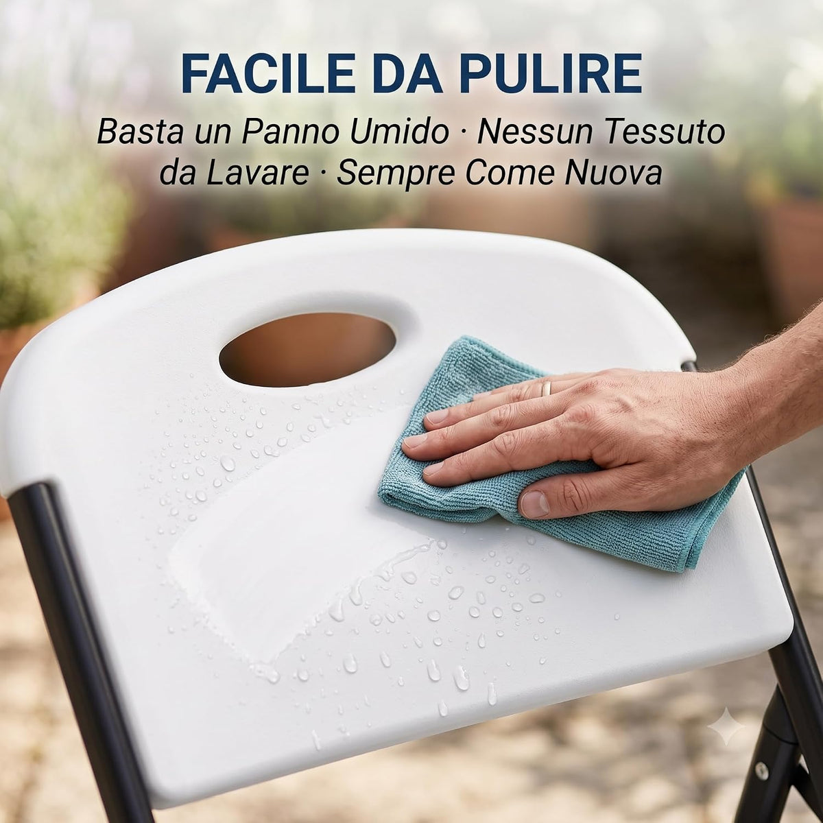 Una sedia pieghevole in resina bianca facile da pulire con un panno umido.