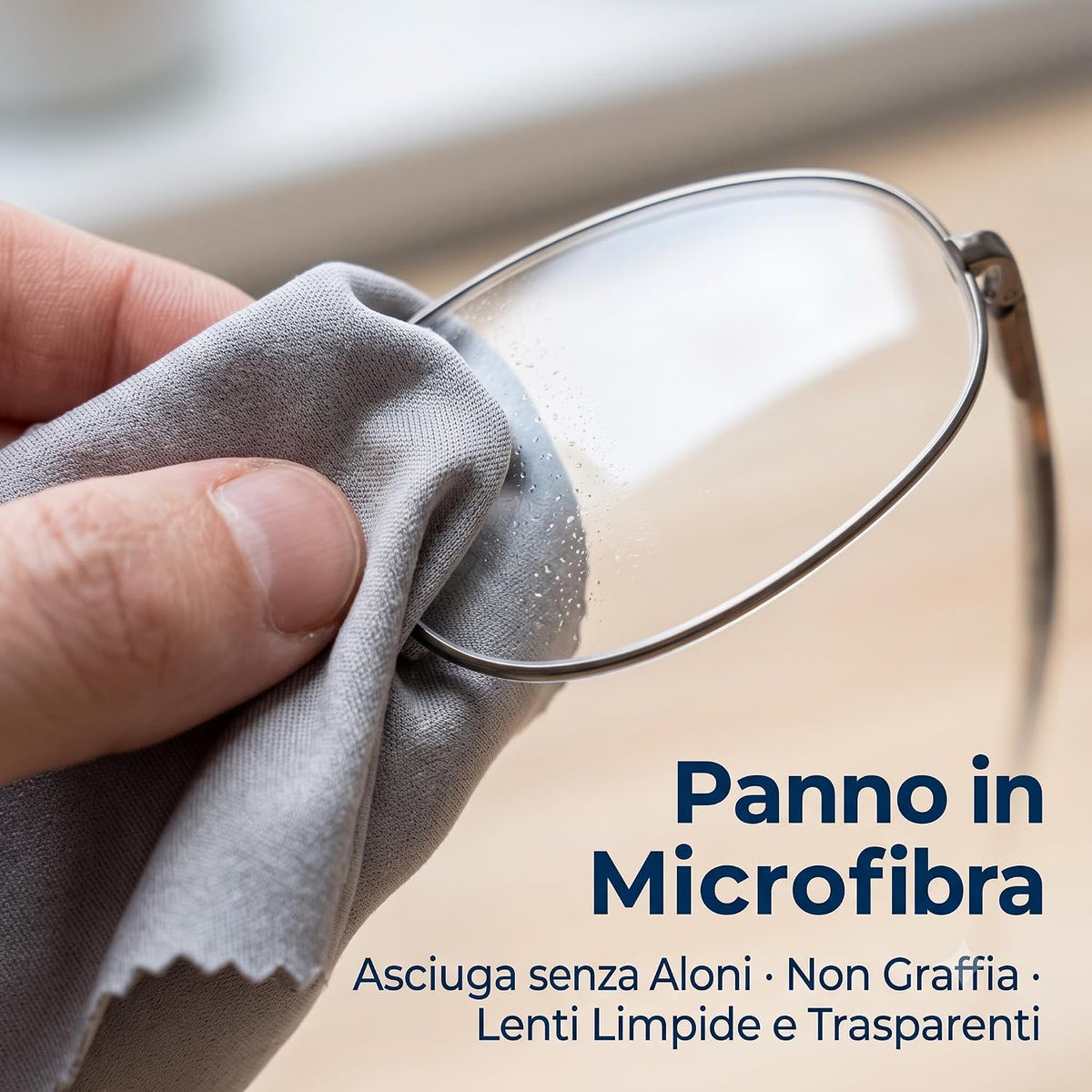 Panno in microfibra del kit pulizia occhiali usato per pulire lenti da vista senza lasciare aloni o graffi.