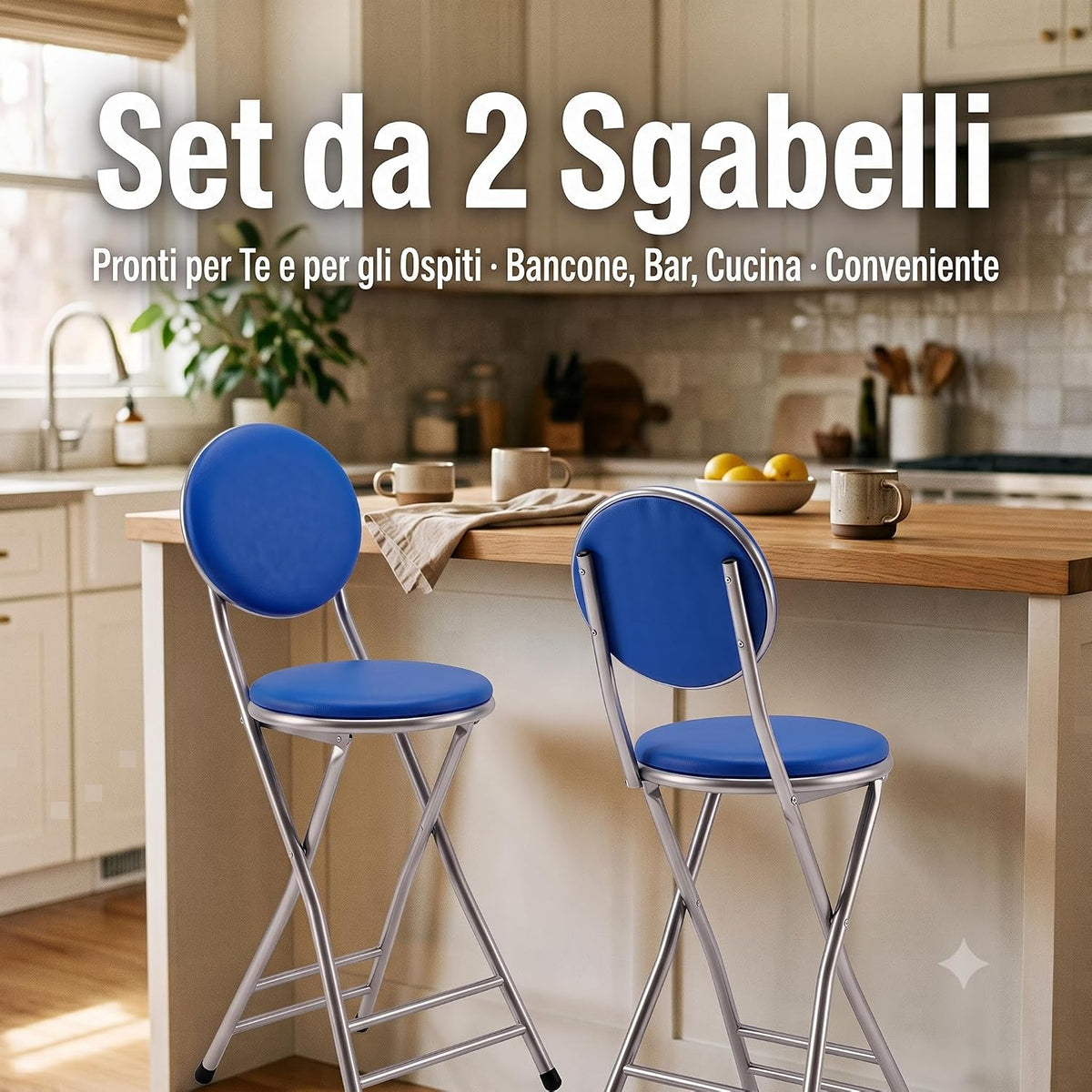 Set di due sgabelli alti con schienale di colore blu posizionati davanti al bancone della cucina.