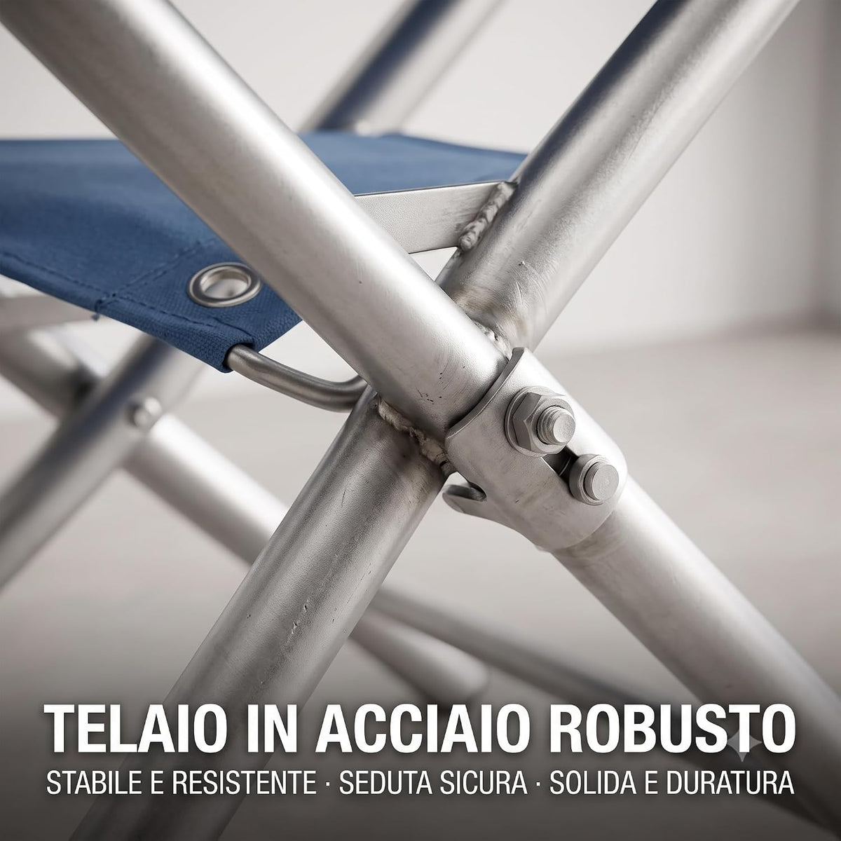 Dettaglio del telaio in acciaio robusto delle sedie regista pieghevoli blu da esterno, solido e duraturo.