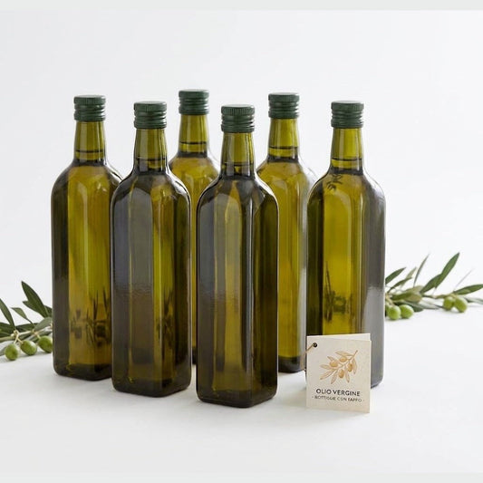 Set di 6 bottiglie per olio vetro scuro da 1 litro con tappo verde e ramoscelli di ulivo su sfondo bianco.