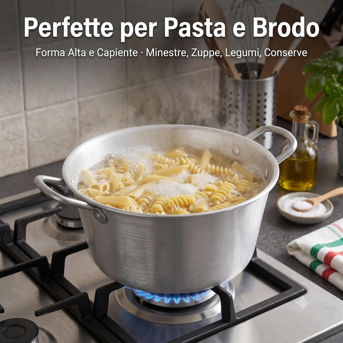 Pasta in cottura dentro una delle caldaie in alluminio sul fuoco, ideale per brodo e minestre.