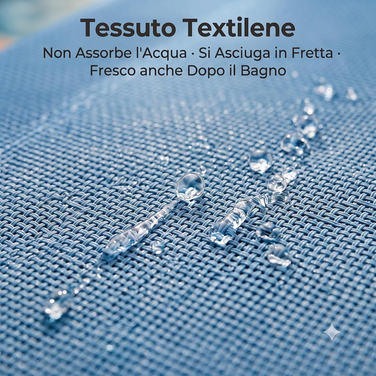 Tessuto in textilene blu idrorepellente dei lettini da mare con parasole, che non assorbe l'acqua e si asciuga rapidamente.